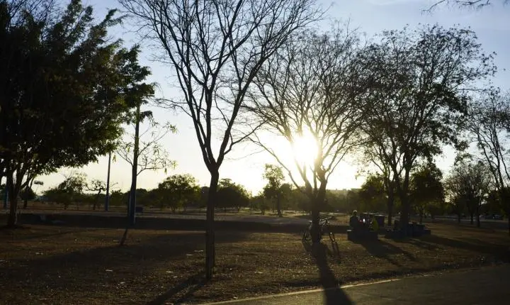 Previsão do tempo indica calor intenso e alertas de tempestades no Brasil