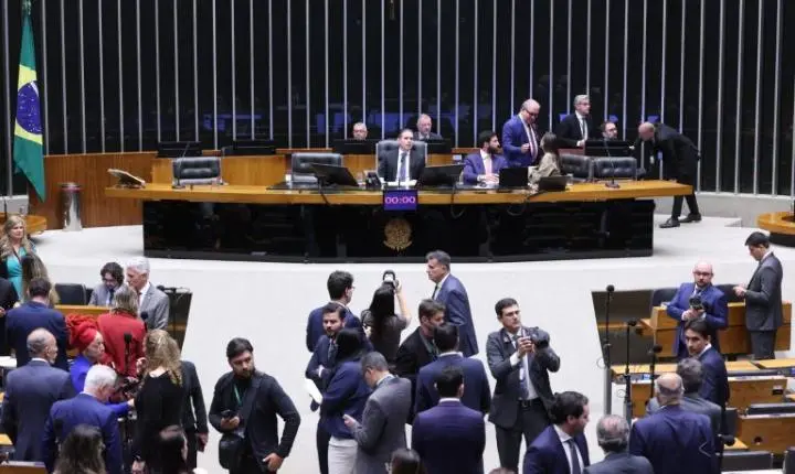 Câmara adia votação da taxa das blusinhas para esta quinta-feira