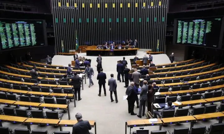 Câmara aprova projeto que garante atestado para responsável por criança doente