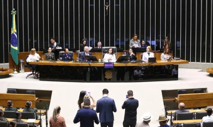 Câmara celebra mulheres nas Forças Armadas e discute aumento da representatividade feminina