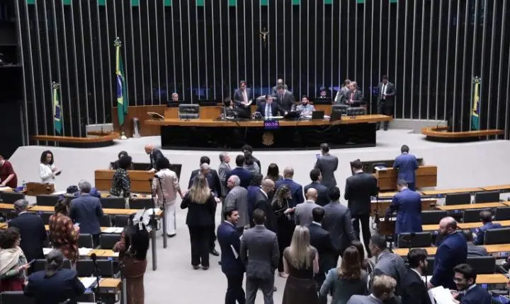 Câmara pode votar piso do magistério e projetos sobre fertilizantes e seguro rural nesta quarta