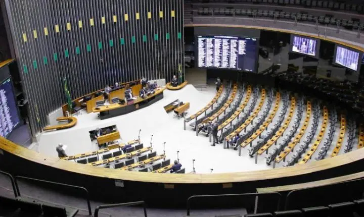 Câmara dos Deputados debate combate ao feminicídio e regras para preço de combustíveis