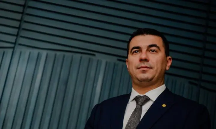 Luís Miranda enfrenta acusação de calote após pesquisa eleitoral