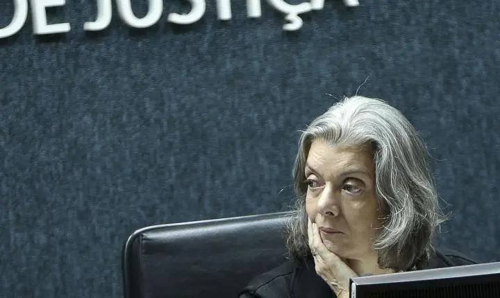 Cármen Lúcia vota para anular mudanças na Lei da Ficha Limpa