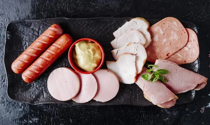 Consumo diário de carne processada eleva risco de câncer, diz estudo