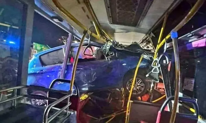 Carro 'voa' e atravessa ônibus em impressionante acidente em Brisbane