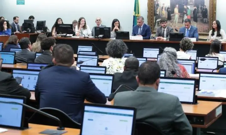 A CCJ da Câmara adia votação de PEC sobre maioridade penal