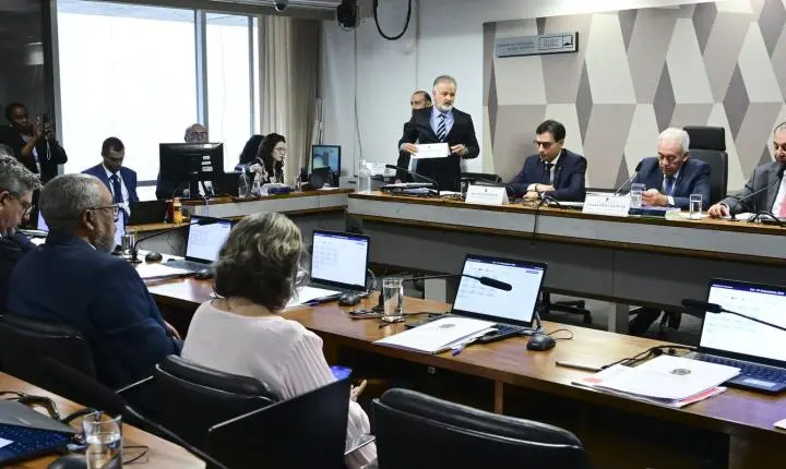 CCJ do Senado aprova proposta que prevê o fim da escala 6x1
