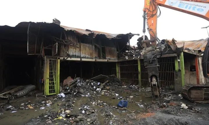 Ceagesp constrói estrutura provisória para comerciantes após incêndio