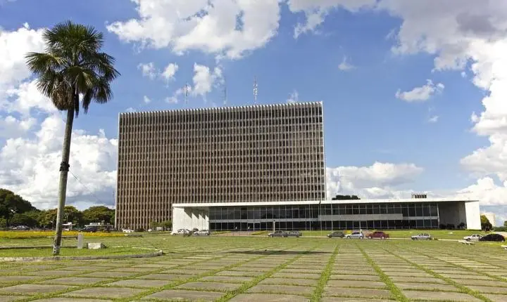 Celina ordena pente fino na folha do GDF e cobra proteção aos servidores