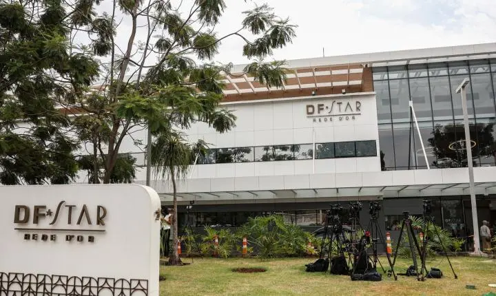 Jair Bolsonaro passa por cirurgia no ombro sem complicações, informa equipe médica