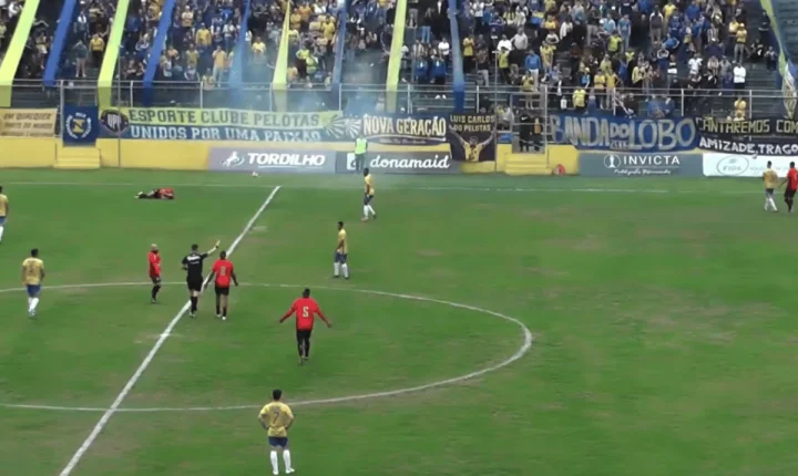 Clássico do Campeonato Gaúcho é suspenso após torcedores jogarem bombas no gramado