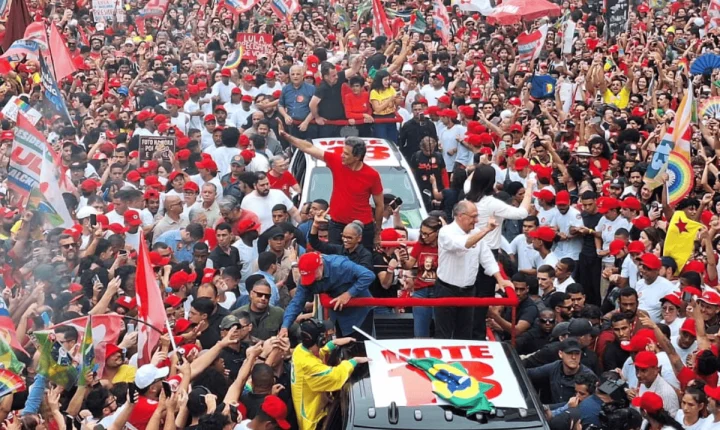 Avenida Paulista lotada marca ato final de Lula em São Paulo