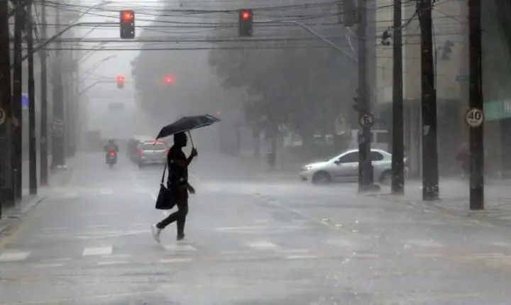 Clima no Brasil: Inmet emite alertas para chuvas intensas, baixa umidade e nova onda de frio