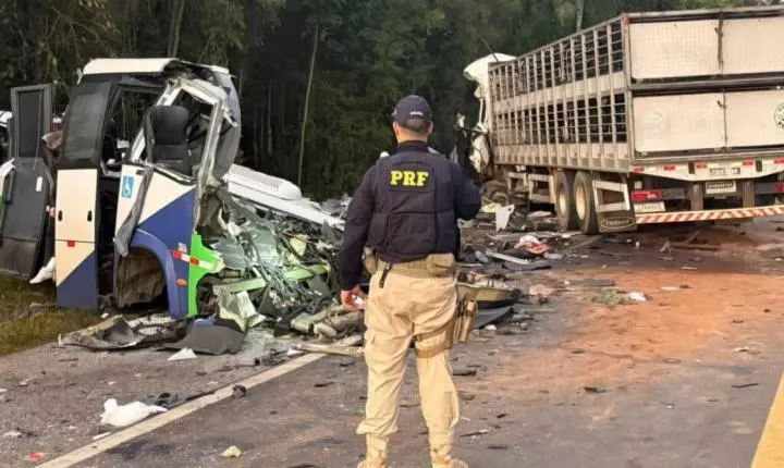 Colisão frontal deixa 23 mortos e interdita BR 373 no Paraná
