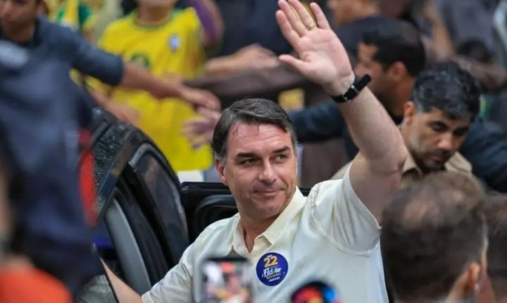 Flávio Bolsonaro vence Lula em votação na Venezuela