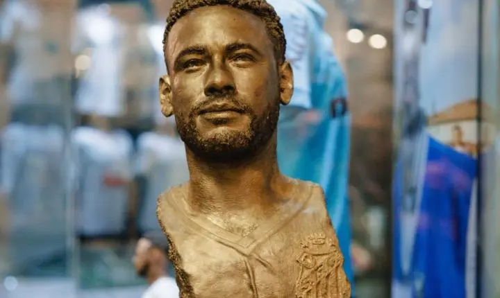 Neymar recebe estátua e busto em homenagem emocionante no museu do Santos