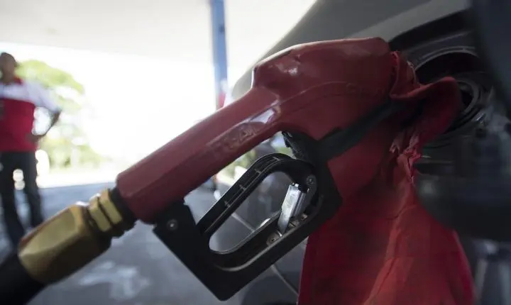 Alta mundial do petróleo leva governo a adiar fim do desconto na gasolina