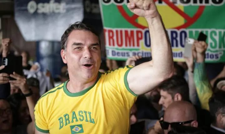 Comício de Flávio Bolsonaro na Avenida Paulista testa força da direita