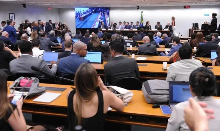 Comissão especial debate e vota parecer sobre PEC que visa o fim da escala 6x1
