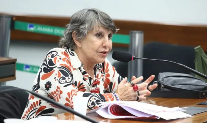 Câmara dos Deputados avança com projeto de lei que criminaliza a transfobia