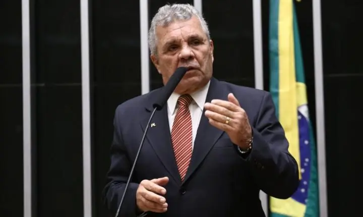 Câmara aprova proibição de armas para beneficiários de medida protetiva