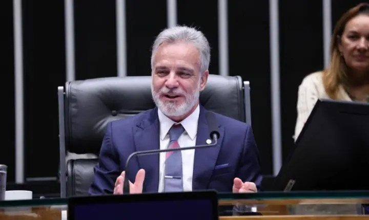 Comissão da Câmara aprova projeto de lei com regras para uso de óculos inteligentes no trânsito