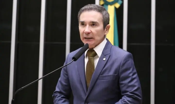 Comissão de Educação aprova proibição de contêineres e lonas em escolas