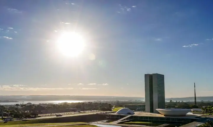 Congresso vota nesta semana fim da escala 6x1 e taxa das blusinhas no Brasil