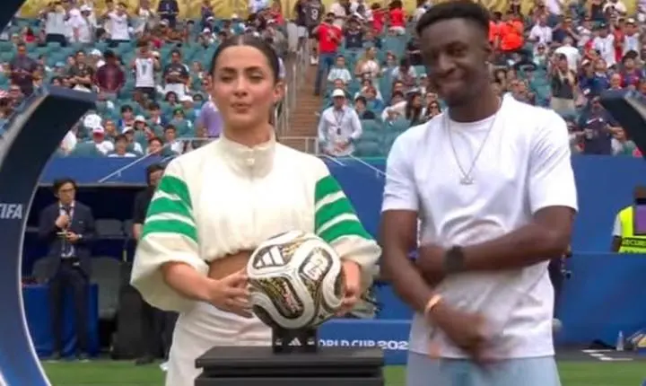 Jade Picon surpreende ao levar bola Trionda em jogo da Copa do Mundo