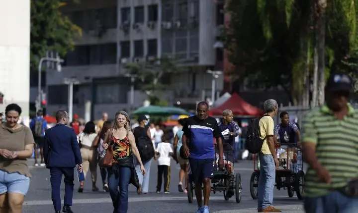 Crescimento populacional desacelera e chega a 0,37% em 2026, aponta levantamento do IBGE