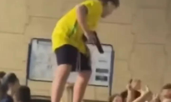 Criança segura arma de fogo ao comemorar votos de Flávio Bolsonaro no RN