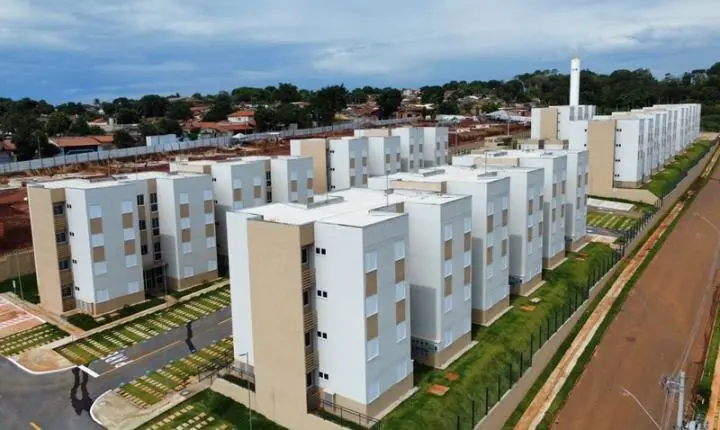 Daniel Vilela inaugura 218 moradias em Valparaíso de Goiás