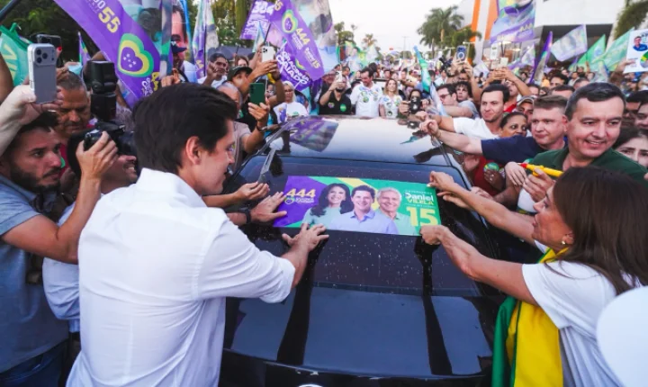 Daniel Vilela em Aparecida de Goiânia reúne militância em grande adesivaço