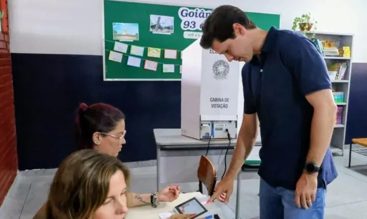 Daniel Vilela vota em Goiânia e cobra novos rumos para o Brasil