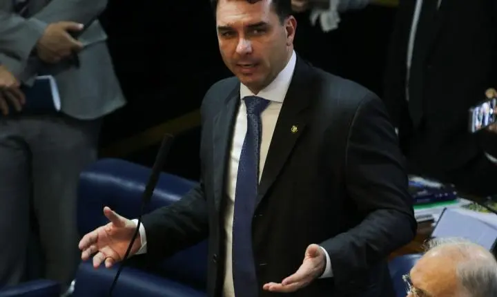 Defesa de Flávio Bolsonaro pede mudança de relator no caso Dark Horse