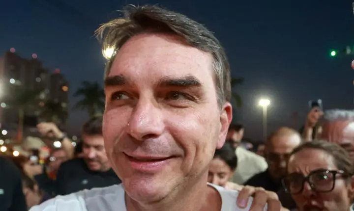 Defesa de Flávio Bolsonaro compara vídeo de inteligência artificial a bonecos