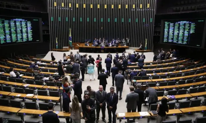 Deputados debatem PEC da Segurança Pública em sessão plenária