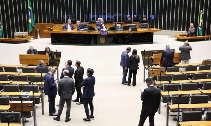 Câmara dos Deputados debate projeto para acabar com a tarifa mínima de água e esgoto