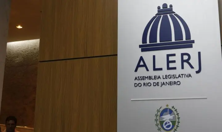 Deputados do RJ aprovam uso de tornozeleira rosa para agressores de mulheres