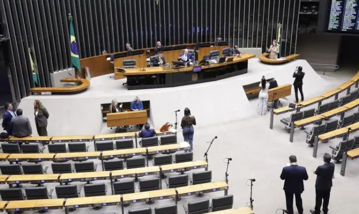 Plenário da Câmara dos Deputados inicia votações e aprova urgência