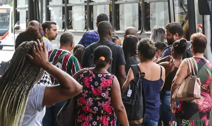 Desocupação de longa duração recua 21,7% e alcança menor nível já registrado pelo IBGE