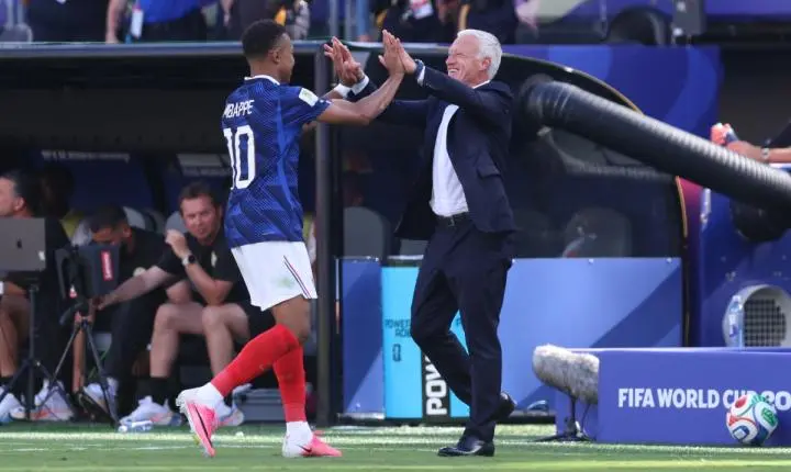 Deschamps homenageia Mbappé após substituição em vitória da França na Copa