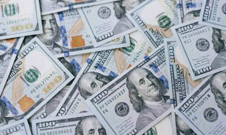 Dólar opera em queda e permanece abaixo de R$ 5
