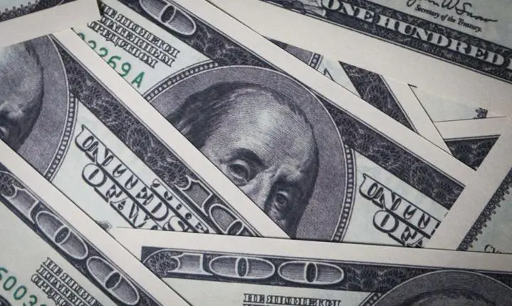 Cotação do dólar recua nesta sexta-feira com petróleo estável em patamar elevado