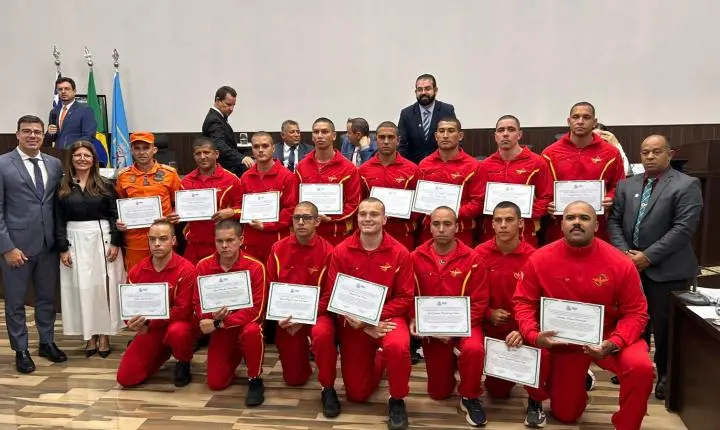 Dra. Claese Rocha concede Moção de Aplauso a bombeiros por conclusão de capacitações em mergulho e pilotagem operacional