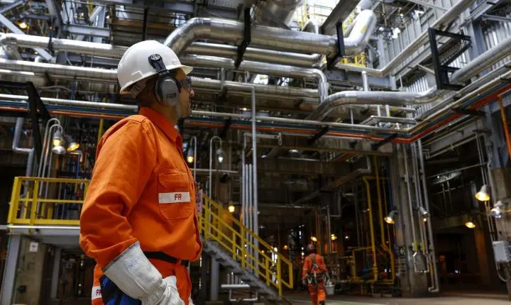 Economia brasileira registra leve avanço de 0,1% em abril, segundo prévia da FGV