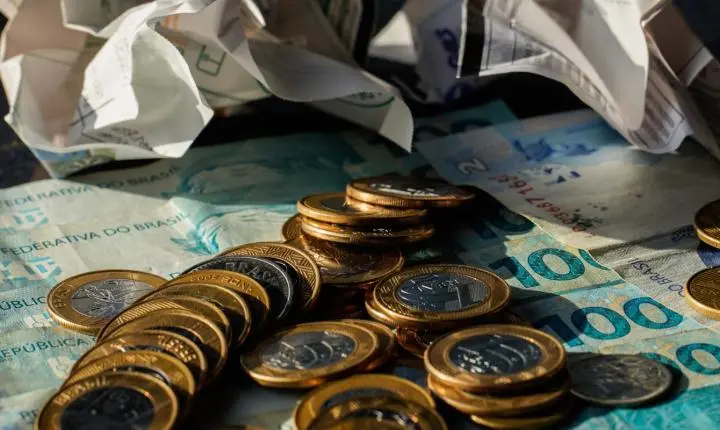 Economia brasileira avança 0,7% em maio, impulsionada pelo consumo das famílias, revela FGV