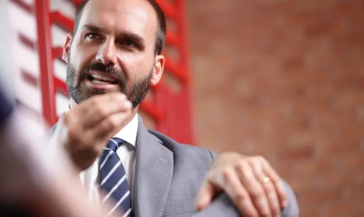 Eduardo Bolsonaro critica Lula após governo Trump revogar visto de embaixadora