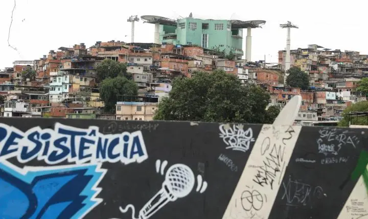 Eleitores de favelas do Rio elegem a educação como prioridade nas urnas